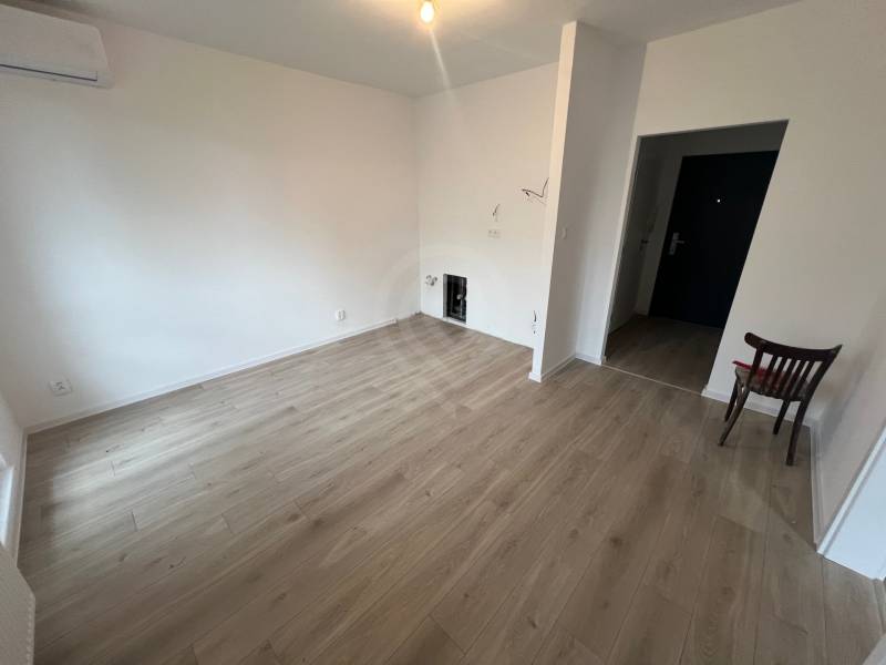 obývacia miestosť  s kuchynským kútom.JPG