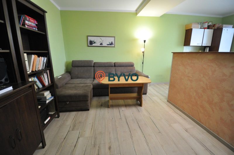 Obývacia izba prepojená s kuchyňou 